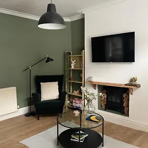 Hoole House- Bright And Modern 2 Bedroom House, Close To Train Station And The Centre Holiday home